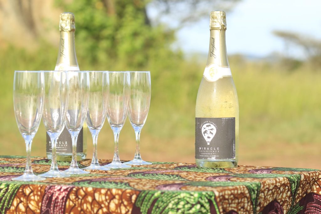 Celebrazione dello champagne durante la stagione della Luna di Miele dal Cielo