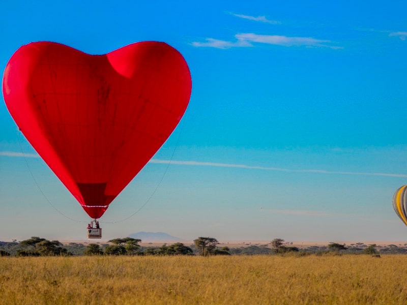Miracle Experience Palloncino a forma di cuore durante la luna di miele dal cielo 