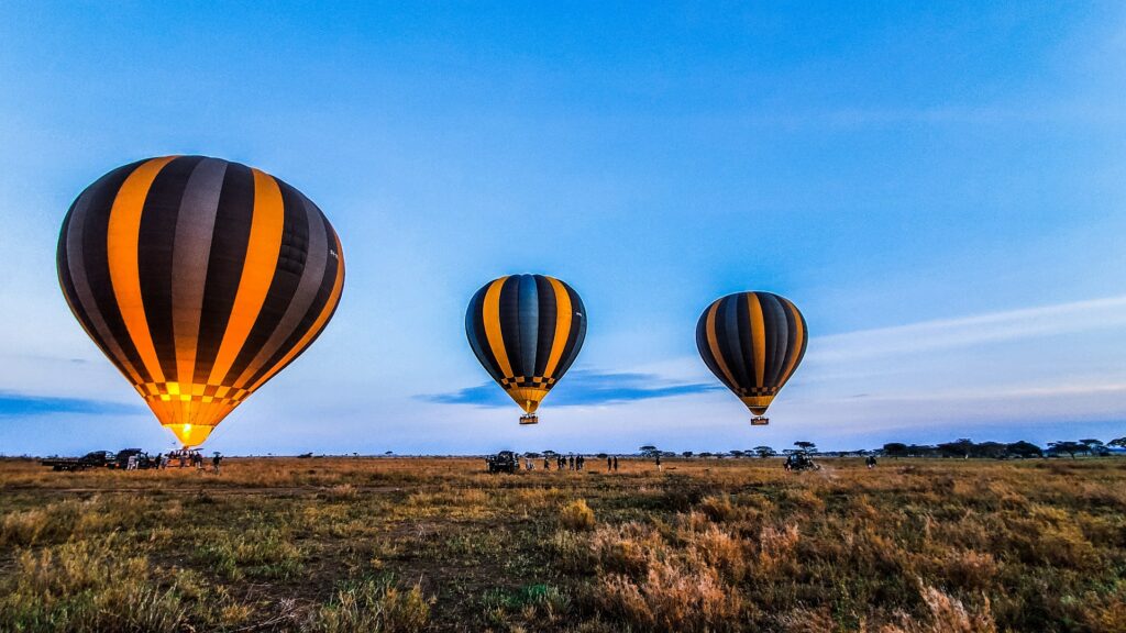 Drei Heißluftballons heben ab