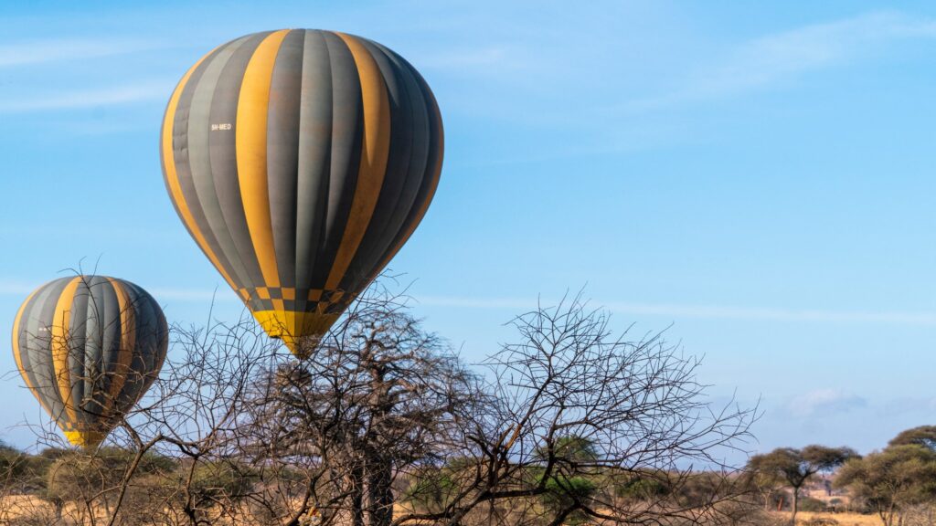 Zwei Heißluftballons im Flug