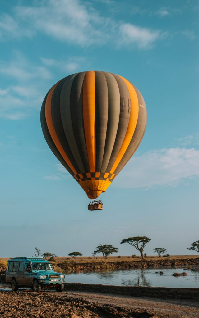 Heißluftballon und das Verfolgungsfahrzeug