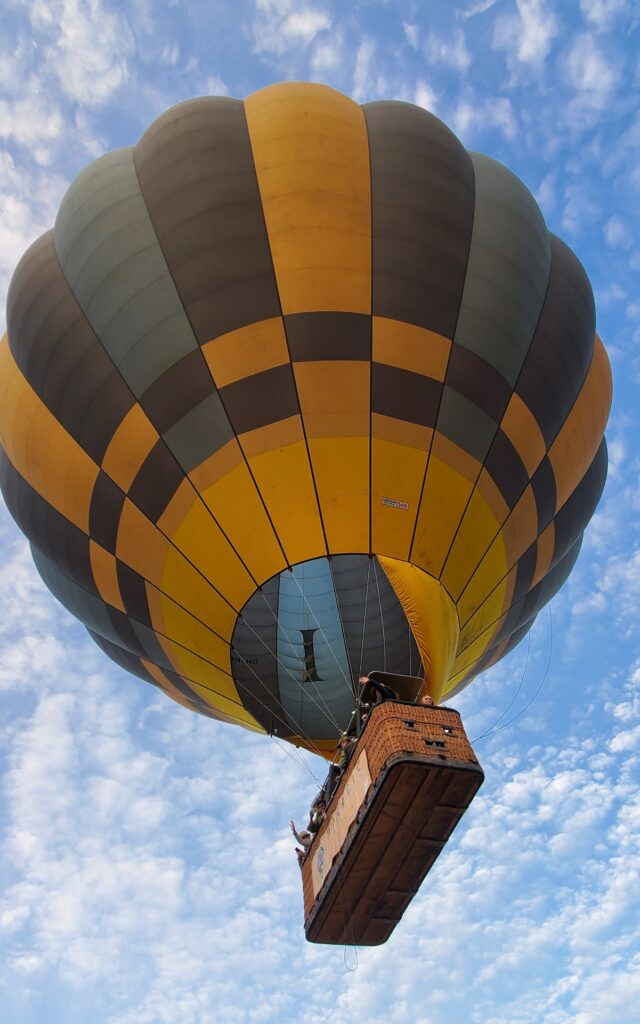 Heißluftballon unter blauem, klarem Himmel