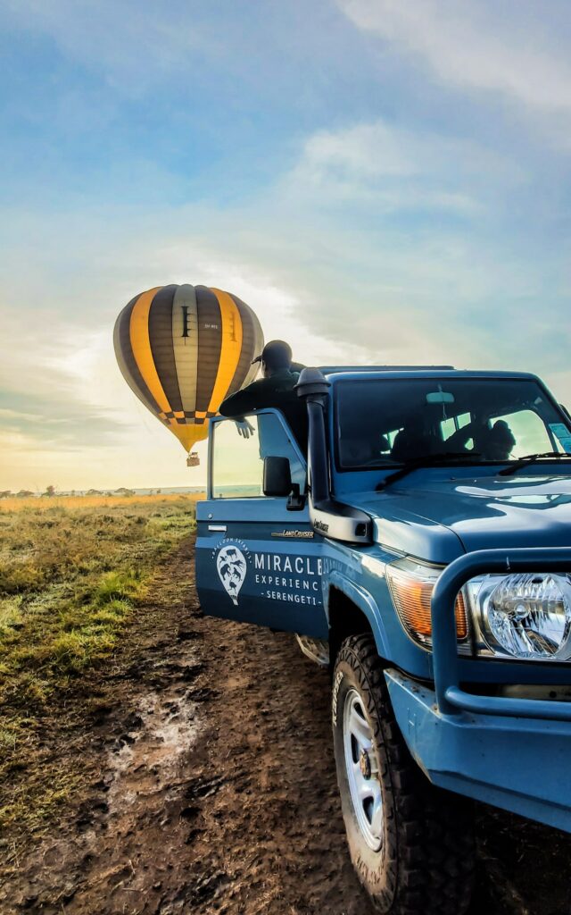Das Verfolgerteam blickt auf einen Heißluftballon