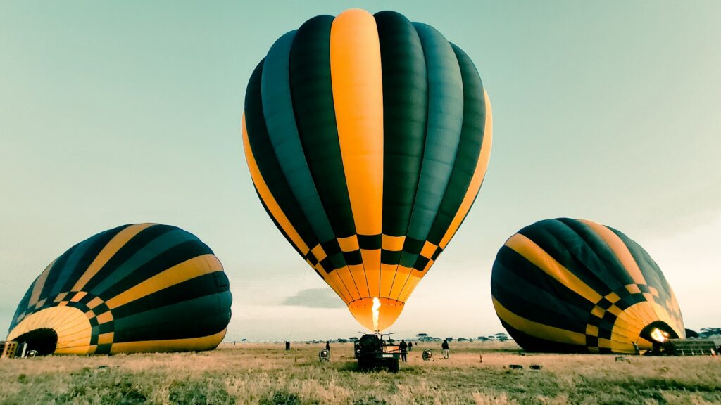 Aufblasen von drei Ballons am Startplatz