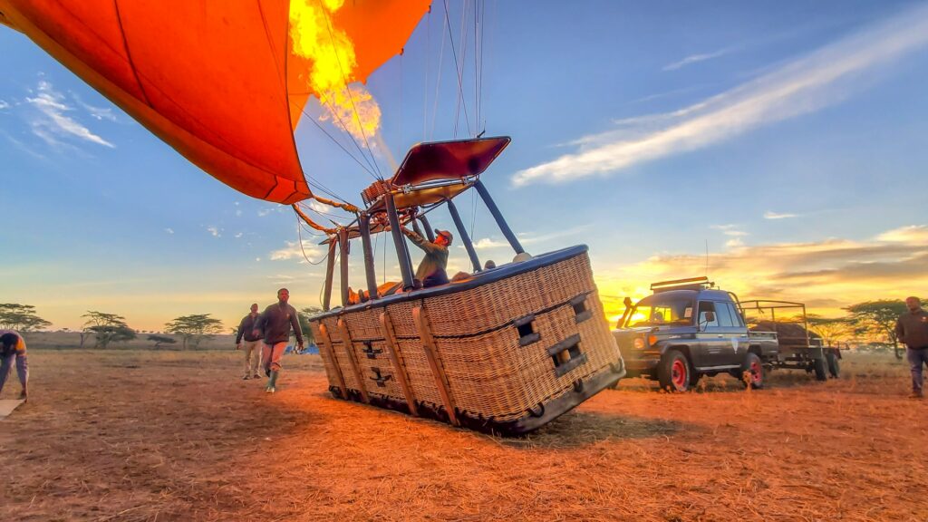 Heißluftballon beim endgültigen Aufblasen