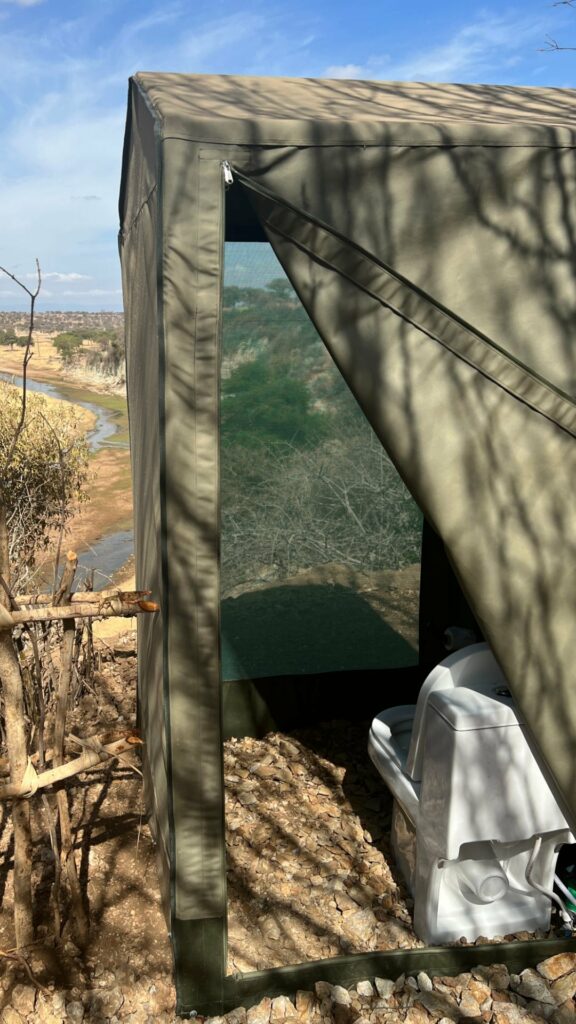 Toilette mit Aussicht im Tarangire-Gebiet