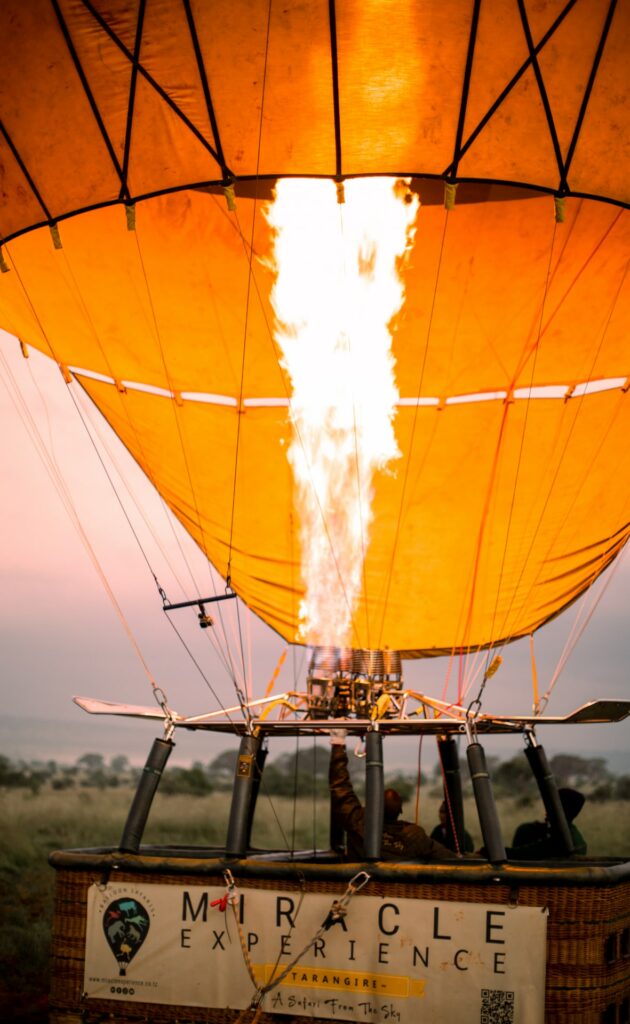 Aufblasen eines Heißluftballons im Tarangire-Nationalpark