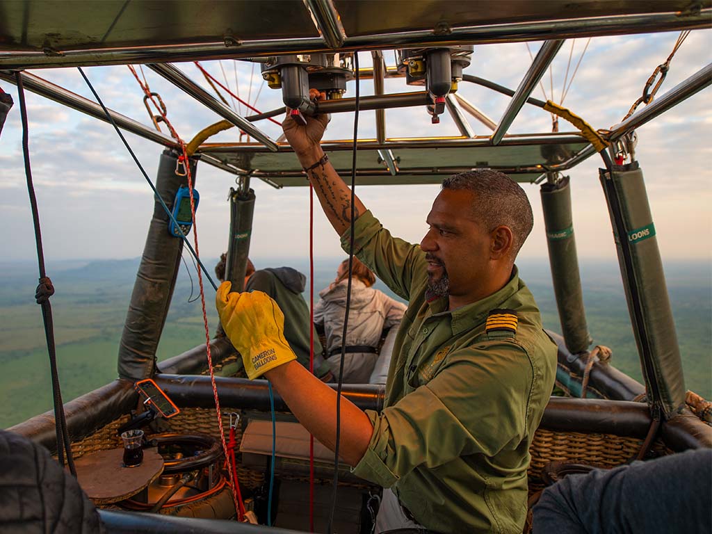 nuestro capitán de guardia con Miracle Experience Balloon Safari 